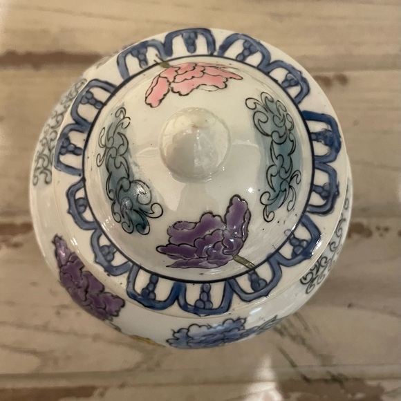 Vintage Chinese Temple Jar - Picture 6 of 9